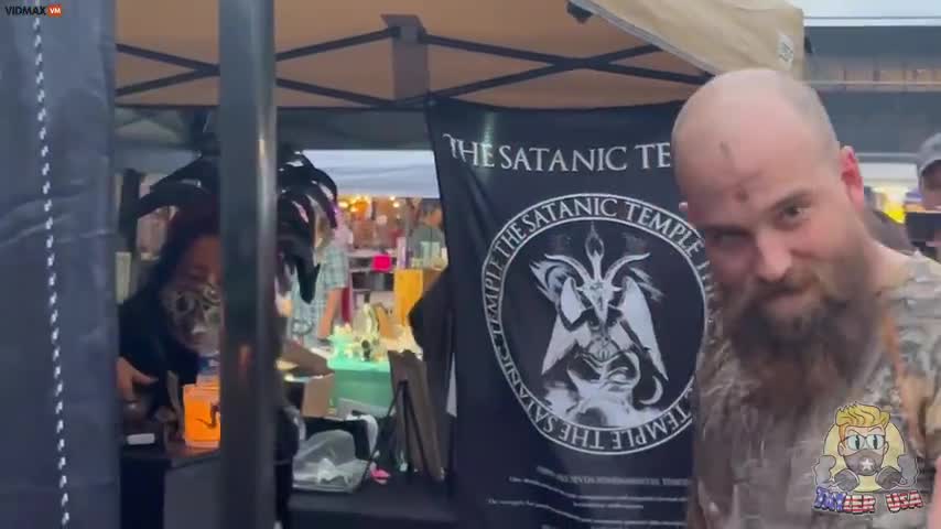 Satanischer Tempel tritt bei Gay Pride-Veranstaltungen auf, um Menschen zu "untaufen"