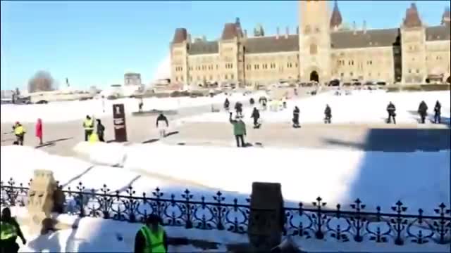 Canada protesta contro la plandemia