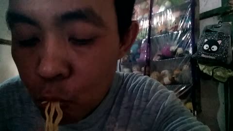 makan mie goreng sama kerupuk