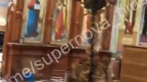 Russian unit enters a church, which was used as position by Ukrainian army, tries to save artifacts