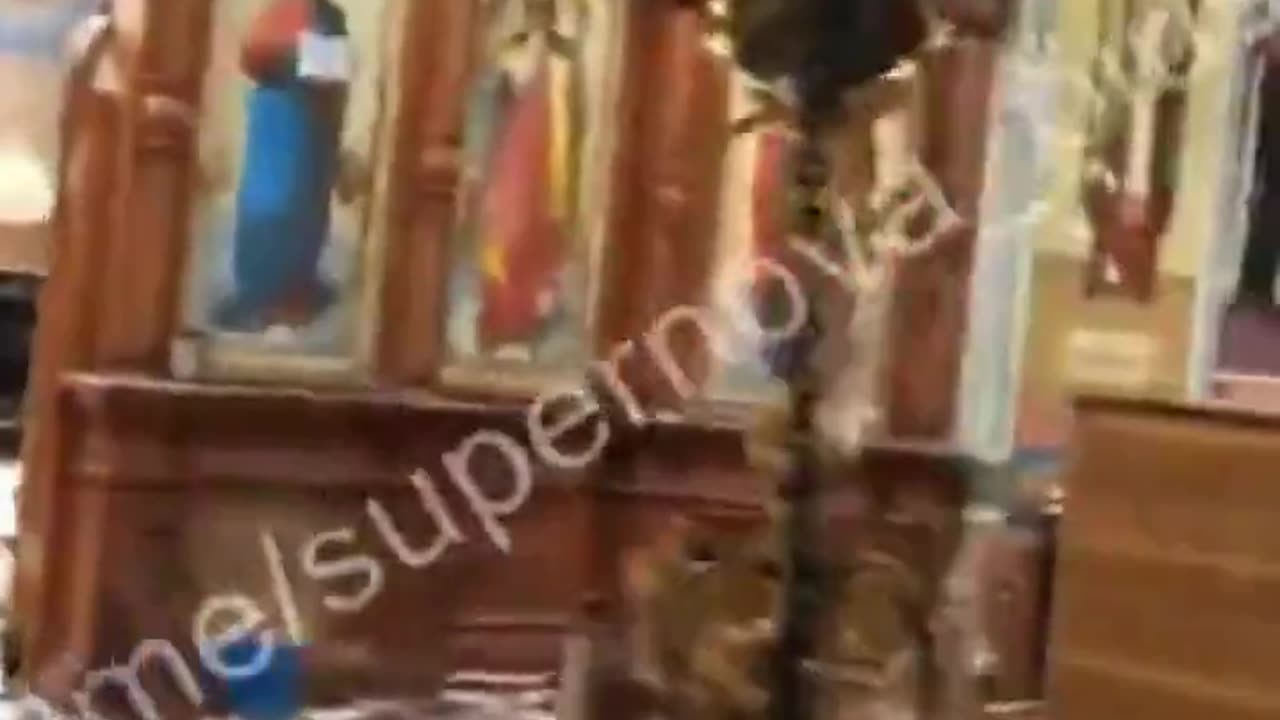 Russian unit enters a church, which was used as position by Ukrainian army, tries to save artifacts