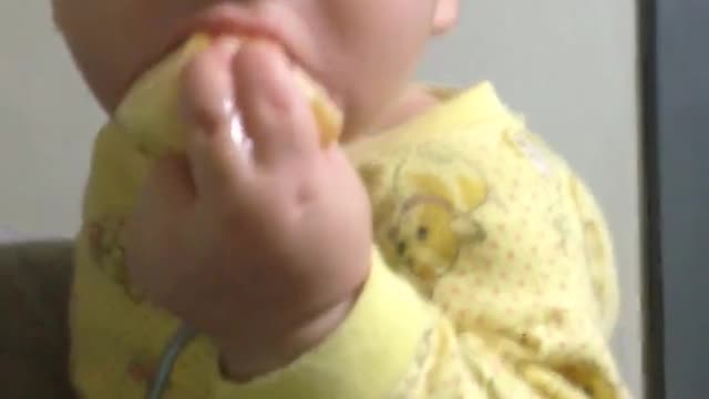 Comendo maçã sem dentes
