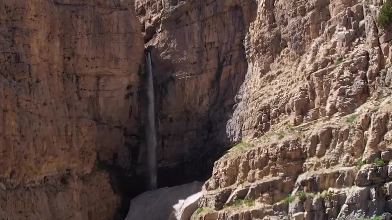 Iran, esfahan, simirom river, khafar waterfall