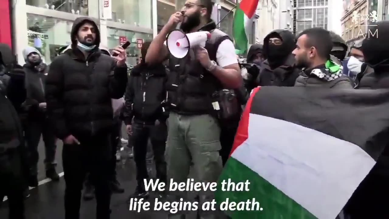 Hamas supporters hunting for Jews in London — with a friendly police escort.