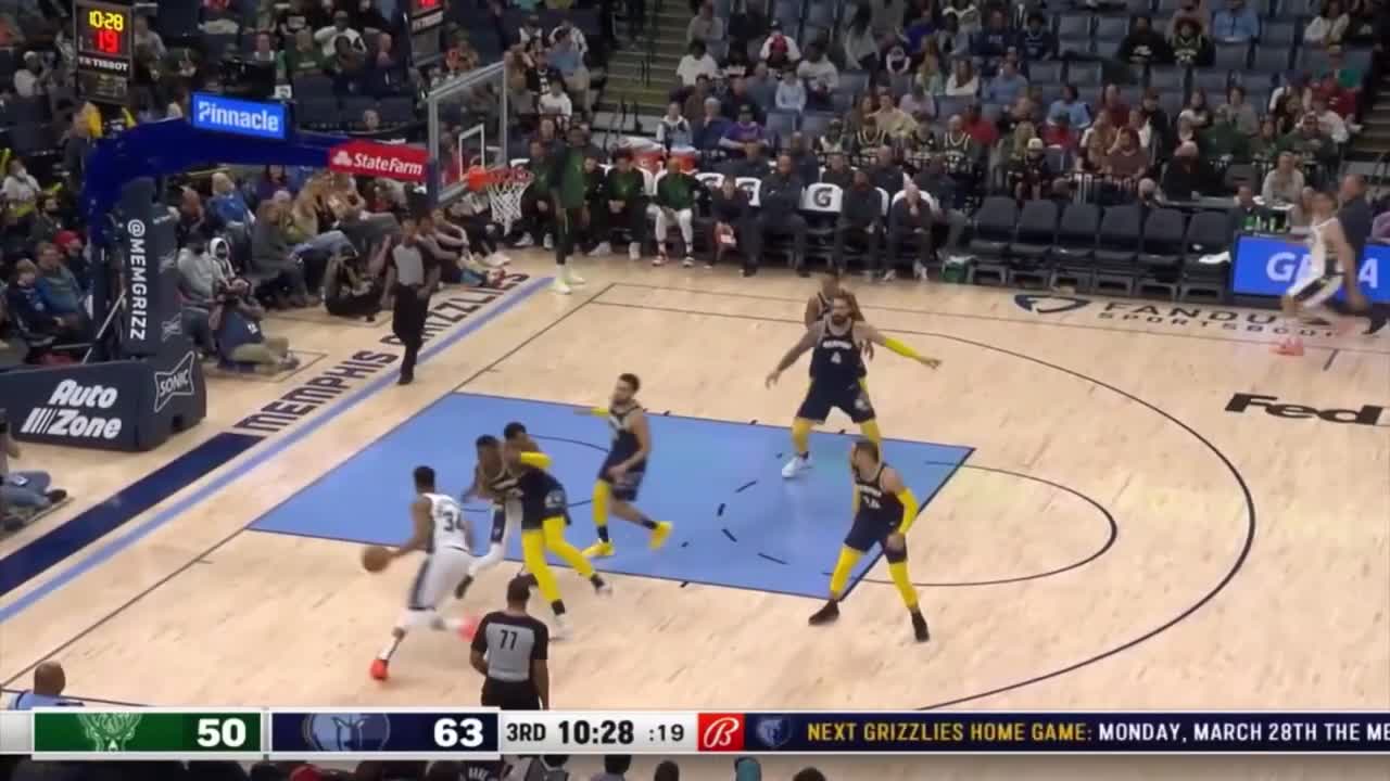 Giannis Antetokounmpo Goes Crazy With Back-To-Back Possession Dunks !