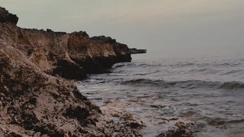 Waves hit the Rocks