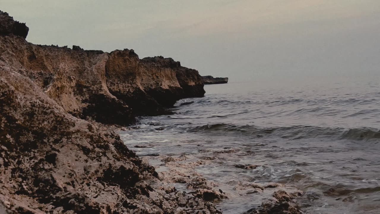 Waves hit the Rocks