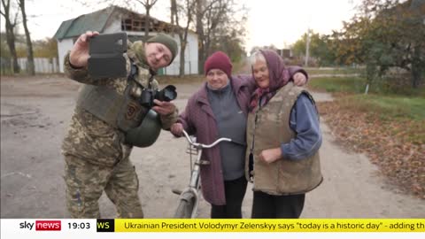 Jubilation as Ukrainian troops move into Kherson