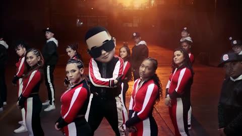 Daddy Yankee & Snow - Con Calma (Official Video)