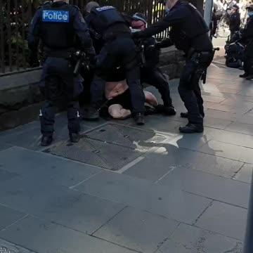 Australia: Gang of Police Pile On Man, Assault Him