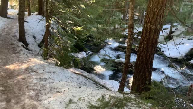 Winter River Wonderland – Tamanawas Falls – Mount Hood – Oregon – 4K