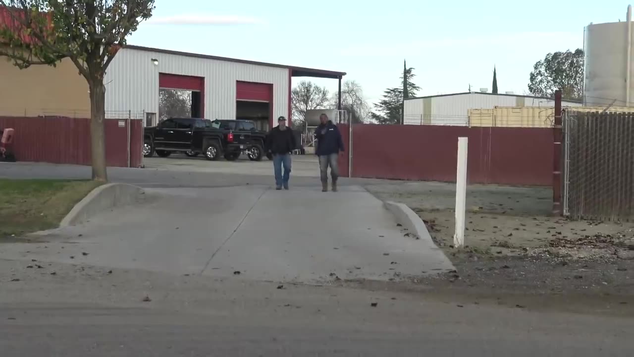 Battered! Cockeye Employee Comes Out To Battered Me Calls Police To Help Him-1st Amendment Audit