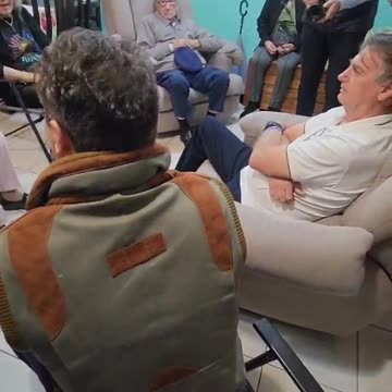 "A única baleia que não gosta de mim está no ministério", diz Bolsonaro