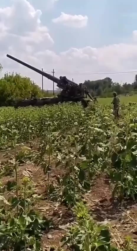 Výbuch ukrajinského děla při odpálení projektilu