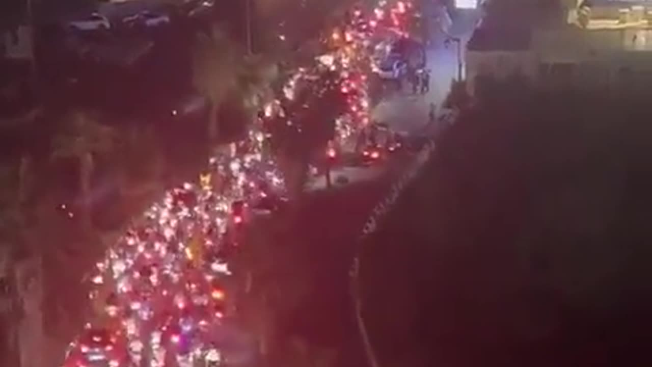 Huge number of angry Lebanese protesters move towards the US Embassy in Beiru