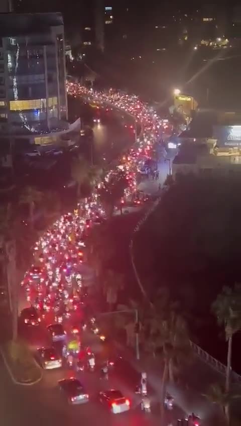 Huge number of angry Lebanese protesters move towards the US Embassy in Beiru