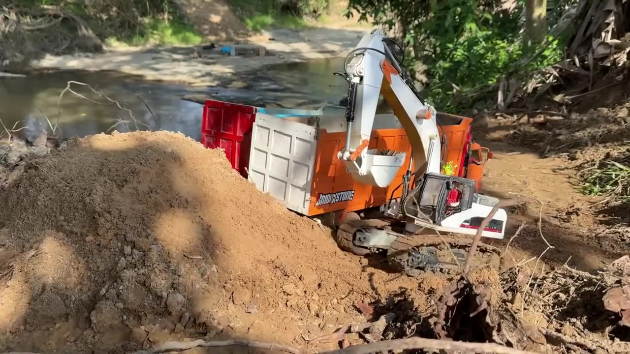 Extreme Adventure: RC Convoy with Hino 500 and Fuso Triton Trucks through Mud, River, and Mountains.