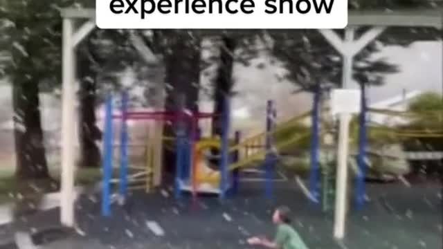 Australian school pauses class so students can experience snow