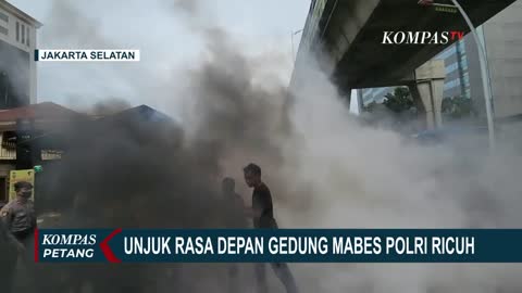 Unjuk Rasa Kasus Sengketa Tanah Adat, Massa Tutup Jalan di Depan Mabes Polri dan Bakar Ban Bekas!