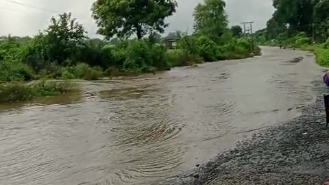 सड़क पर बहती नदी | भारतीय व्यवस्थाओं की ख़राब स्थिति.