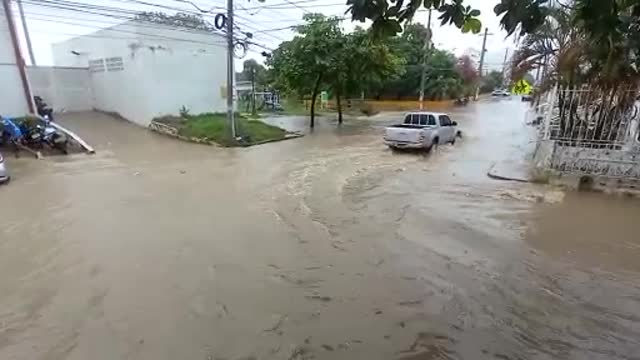 Lluvias generan calles inundadas y arroyo en San Fernando