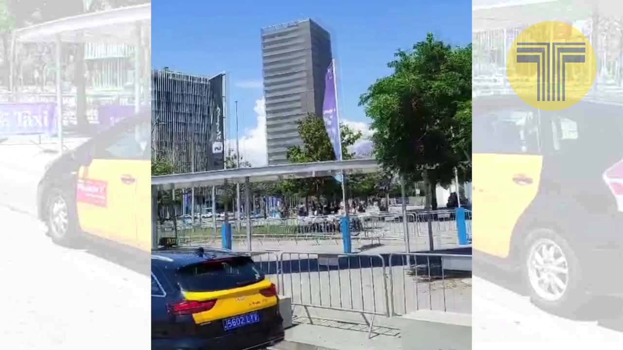 La feria Shoptalk instala banderolas en la parada de taxis de la Fira