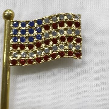 18KGP Unique 1.7” x 1” USA American Flag Brooch/Pin. Made with Swarovski Crystal
