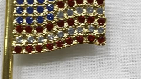 18KGP Unique 1.7” x 1” USA American Flag Brooch/Pin. Made with Swarovski Crystal