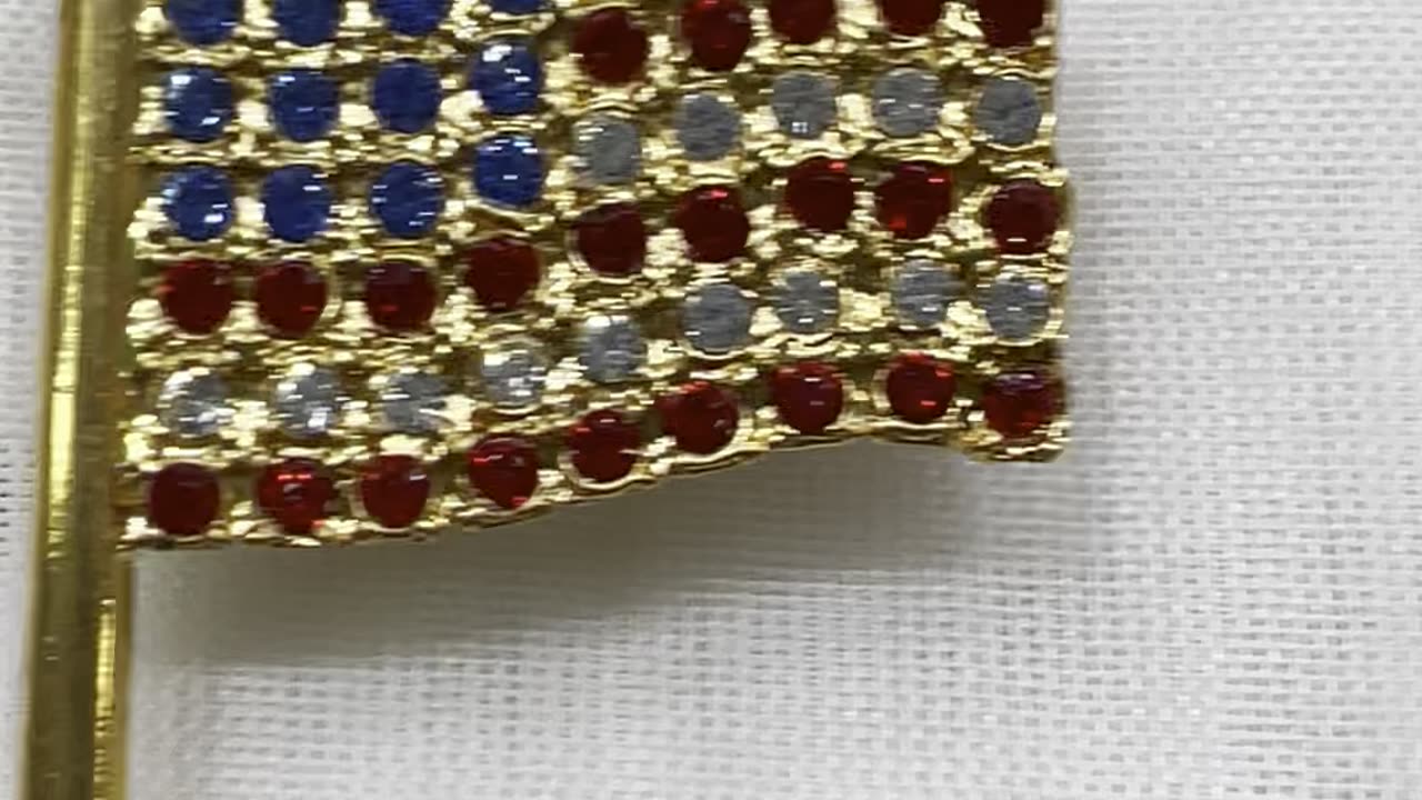 18KGP Unique 1.7” x 1” USA American Flag Brooch/Pin. Made with Swarovski Crystal