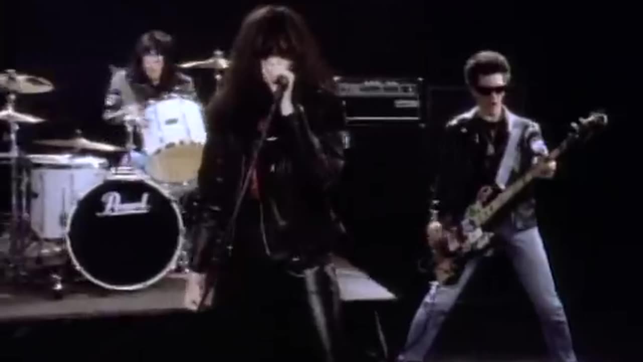 Merry Christmas (I Don't Want to Fight Tonight) - Ramones