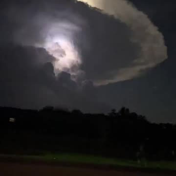 USA: Incredible timelapse of the supercell from last night east of Holdenville, Oklahoma