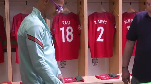 Fabio Carvalho learns how different colours can appear to players who are colour blind.