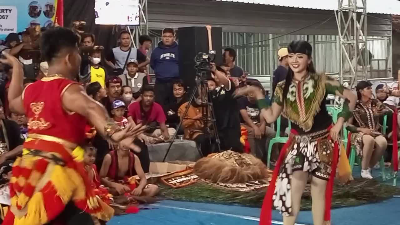 JOSHIKA AND INDIAN DANCING AYA || GANONGAN CUTE REOG PONOROGO