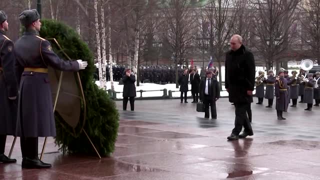 Putin lays wreath to honor armed forces