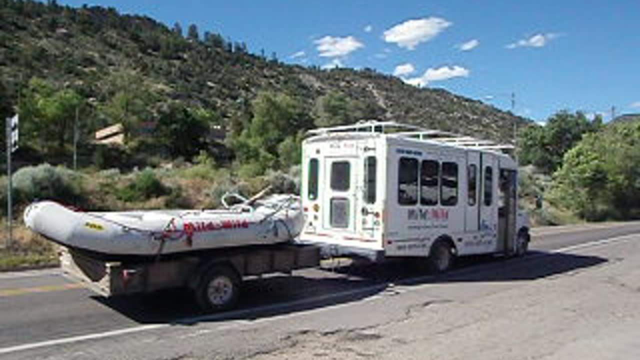 (424) 2003 Ford E-450SD 7.3L Powerstroke Diesel Transit Bus leaving the raft place w/trailer