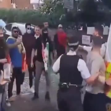 White man assaulted while being arrested for protesting the illegal immigration invasion