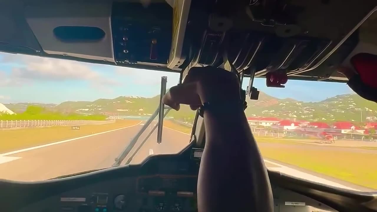 Passengers Experience Landing in St.Barths on a windy day 🤯😮💨🌬️ #adventure #travel #aviation