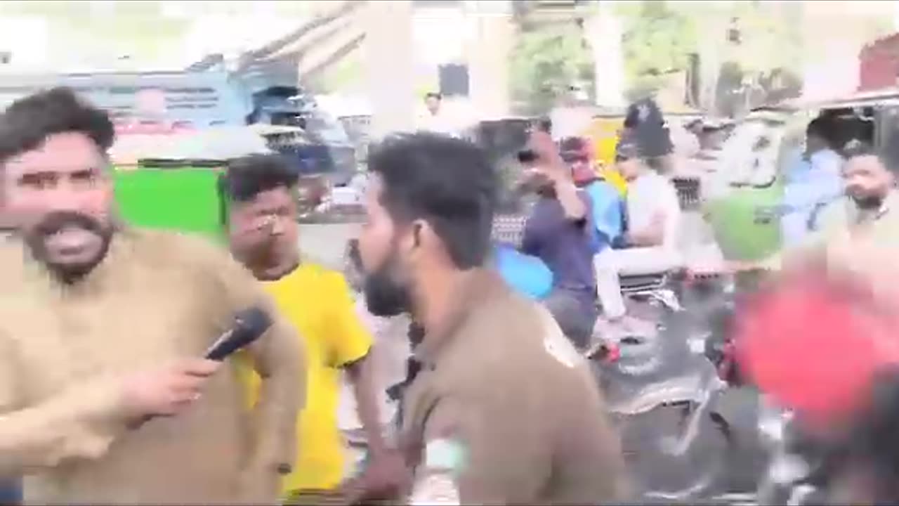 Camery K Samny Itni Dabmashi Socho Thany Mai Kisi Gareeb K Sath Ye Kia Krty Ho Gy #SharabiPolice