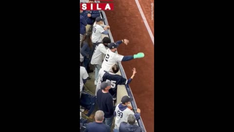 Yankees fans heckle Mookie Betts after ball ripping incident