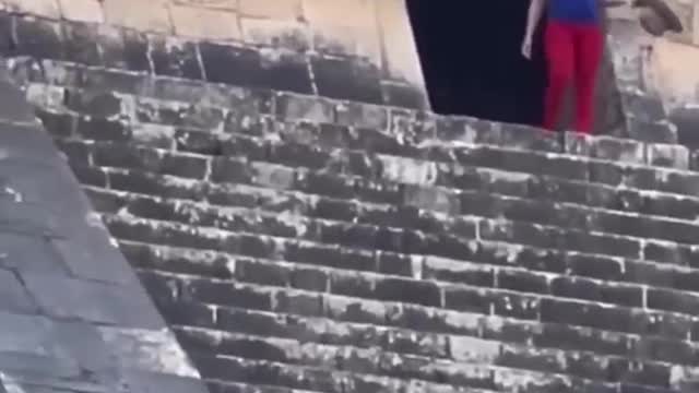 Mx Des mexicains appellent au sacrifice d'une touriste qui escalade une pyramide Maya #mexique