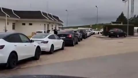 Go Green! 🤦🏽‍♂️ Electric vehicle owners lined up to wait for a charge. The wait was