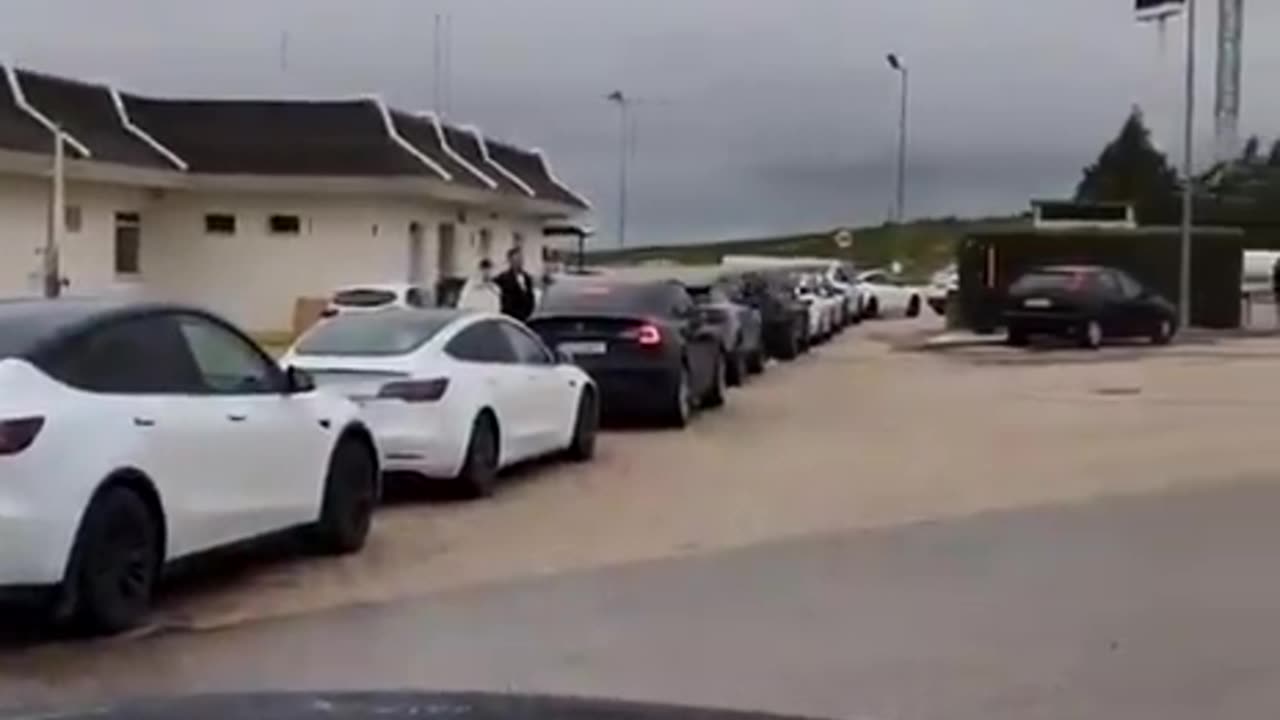 Go Green! 🤦🏽♂️ Electric vehicle owners lined up to wait for a charge. The wait was