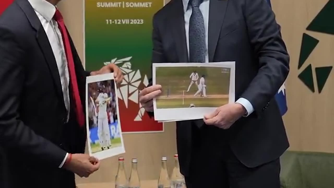 UK PM Rishi Sunak has a giggle with Australian PM Anthony Albanese over the Ashes