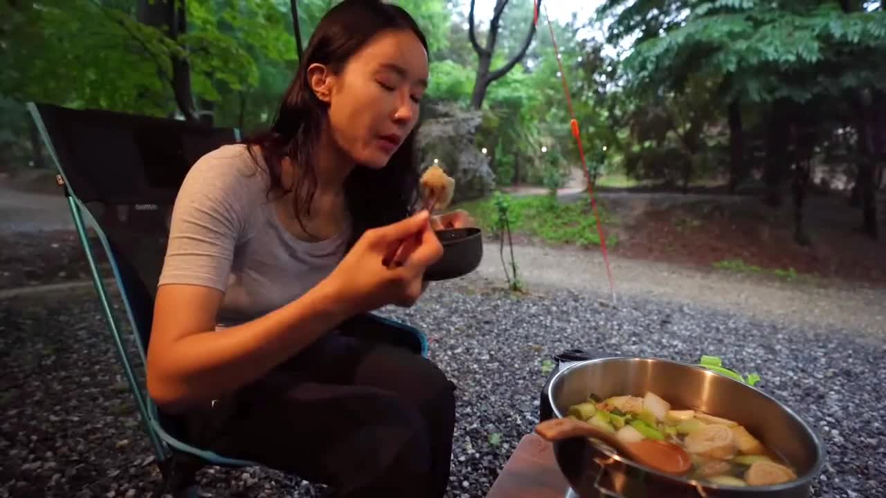 Outdoor camp life in the rain, enjoy the quiet time, and listen to the sound of the healing rain to