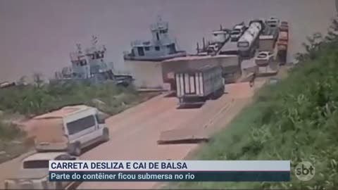 Carreta desliza de balsa e cai em rio no Amazonas | Primeiro Impacto