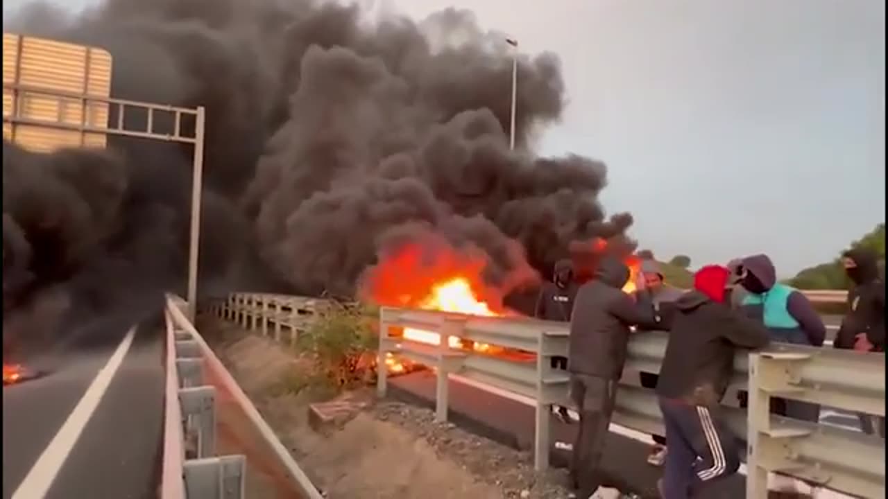 Spain: Smoke cuts off road caused by protesters over fuel price hikes