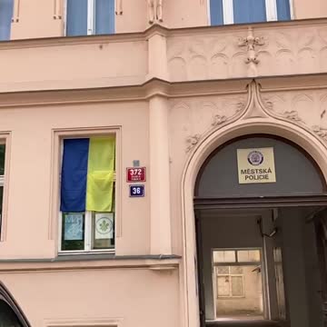 Policejní stanice na Praze 4 ozdobená ukrajinskými vlajkami