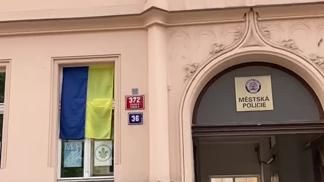Policejní stanice na Praze 4 ozdobená ukrajinskými vlajkami