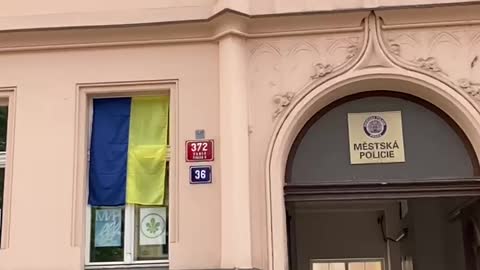 Policejní stanice na Praze 4 ozdobená ukrajinskými vlajkami