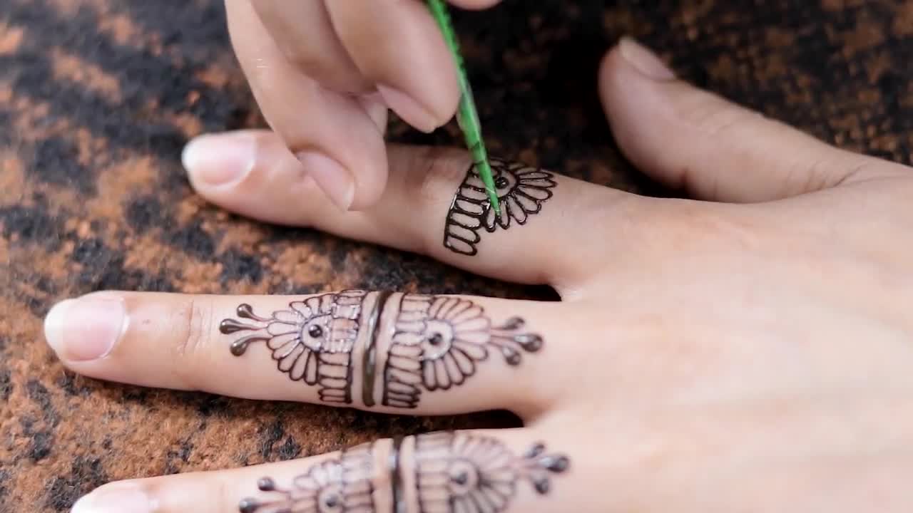 henna-henna-tattoo-bridal applying